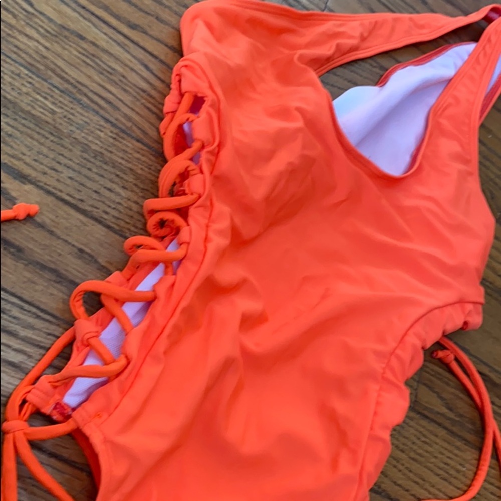 One piece 🧡 - Picture 2 of 3